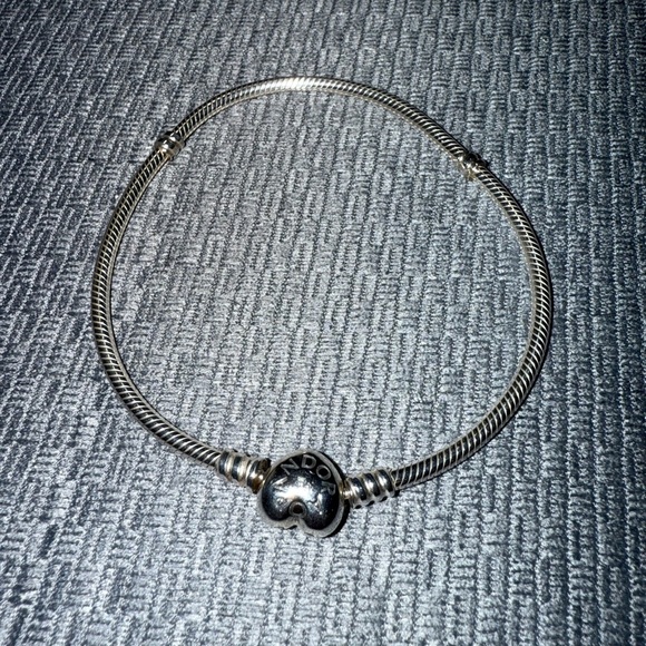 Authentic Moments Heart & Snake Chain Bracelet
Sterling silver - Picture 2 of 8